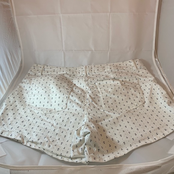 White shorts  with nautical anchors - Picture 7 of 7